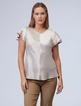 Blusa de satén color gris plata, con cuello redondo, mangas cortas amplias, corte bajo el busto y abertura con botón en la espalda.