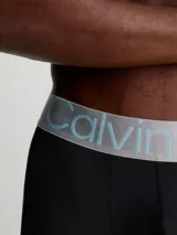 Pack de tres bóxers Calvin Klein de corte bajo, confeccionados en microfibra negra con cinturilla elástica plateada con el logo de la marca.