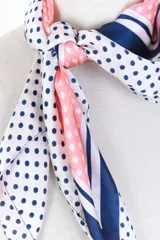 Pañuelo cuadrado de poliéster con estampado de lunares y rayas en colores blanco, rosa y azul marino.