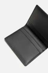 Tarjetero negro de cuero con costura central y cuatro ranuras para tarjetas.