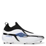 Championes de fútbol Umbro Fuzion, color blanco con detalles en azul royal y negro.