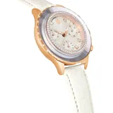 Reloj cronógrafo Swarovski Octea Chrono, fabricado en Suiza, con caja redonda de 37 mm en tono oro rosa, bisel cristalizado con pavé transparente, esfera guilloché color marfil con logo del cisne, manecillas con LumiNova, tres contadores de cronógrafo y seis cristales transparentes como índices. Correa de piel italiana color marfil con diseño de cocodrilo grabado en relieve.