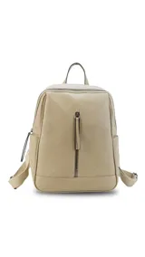 Mochila color beige con detalle de costuras formando rombos en el frente. Tiene un bolsillo frontal vertical con cierre, asa de mano, correas regulables, dos bolsillos internos con cierre y un bolsillo abierto con división.
