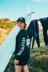 Buzo negro con estampa en la espalda con la palabra "Flaming" en color blanco y amarillo.