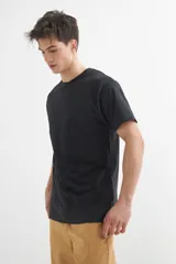 Remera manga corta de color gris oscuro con cuello redondo.