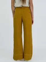 Pantalón de lino color amarillo, de corte palazzo y tiro alto.