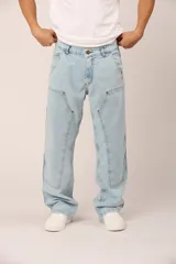 Pantalón de jean celeste de corte amplio, con bolsillos laterales y traseros.