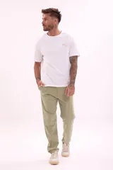 Pantalón chino color verde oliva, de corte recto y tiro medio.