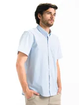 Camisa de hombre de manga corta con cuello abotonado y estampado de cuadros pequeños en tonos celeste y blanco.
