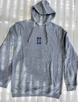 Hoodie gris oscuro con capucha y cordones ajustables. Estampado en la espalda con diseño de hojas en tonos naranja y beige.