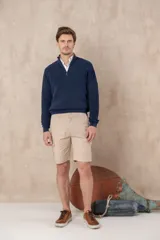 Sweater azul de algodón pigmentado con medio cierre y cuello alto.