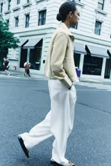 Chaqueta de mujer realizada en piel de ante color beige. Tiene cuello solapa, manga larga, bolsillos de plastrón en delantero y cierre frontal con botones.