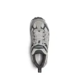 Zapatillas de senderismo Merrell Accentor 3 WP para mujer, en tonos grises. Parte superior de malla y gamuza, cierre con cordones, lengüeta con fuelle, puntera de goma protectora, colchón de aire Merrell en el talón, plantilla contorneada extraíble Merrell Kinetic Fit™ BASE, entresuela de EVA moldeada por compresión y caña de arco de nailon moldeado.