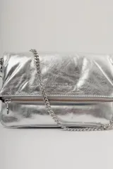 Bandolera plateada de cuero con solapa frontal y correa combinada de cuero y cadena metálica. Incluye una correa desmontable y regulable en cuero con eslabones metálicos.