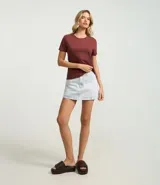 Remera celeste de media malla con cuello redondo y mangas cortas.