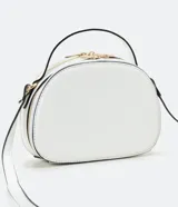 Bolso pequeño cruzado de forma redondeada, color negro con detalles en blanco. Tiene correa ajustable, tirante de mano y cierre de cremallera.