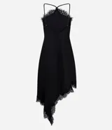 Vestido negro de satén con escote halter y tirantes finos ajustables. Presenta un bajo asimétrico con acabado de encaje.