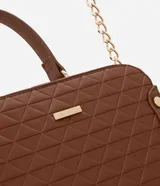 Bolso camera bag transversal mediano color beige, con cierre de cremallera, correa de mano y asa larga con detalle de cadenas desmontables.