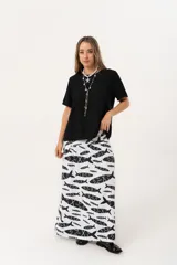 Blusa negra de corte holgado con mangas cortas.