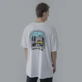 Remera color crema con estampa en la espalda de una combi amarilla en un paisaje montañoso.
