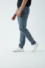 Jean celeste de corte slim, tiro medio y con presillas para cinturón.