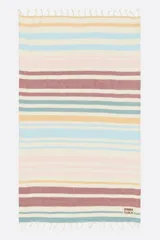 Toalla de playa de algodón con diseño a rayas horizontales en tonos pastel y tierra, incluyendo crema, azul claro, rosa pálido, amarillo mostaza, terracota/vino y verde azulado. Presenta flecos en los bordes cortos y un pequeño parche con el logo de Bimba y Lola.