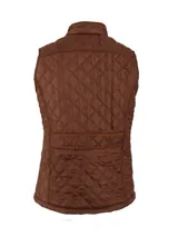 Chaleco verde oliva con diseño capitoneado, cuello alto, cierre frontal con botones a presión, bolsillos laterales con solapa y detalles en cuero marrón.