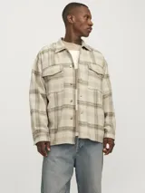 Sobrecamisa a cuadros beige y marrón, de manga larga con cierre de botones y bolsillos en el pecho.