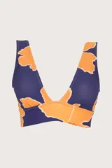 Top de bikini estilo Marilyn, color azul con estampado de flores naranjas, con tirantes anchos, copas con almohadillas removibles y faja ancha para soporte.
