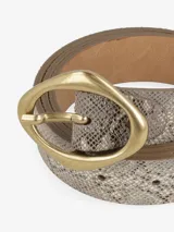 Cinturón color gris con textura símil piel de serpiente y hebilla metálica ovalada color dorado.