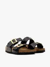 Sandalias de cuero sintético negro con hebillas doradas ajustables y plantilla de corcho.