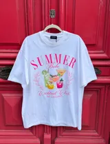 Remerón beige con estampado de texto "Summer" en rosa y dibujo de un trago.