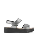 Sandalias plateadas con tiras de cuero metalizado y ajuste con velcro. Suela de PU color negro.