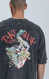 Remera negra con efecto acid wash, corte holgado y estampa frontal con diseño alusivo a Disney.