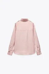 Camisa color rosa de manga larga, con cuello solapa, trabillas en los hombros, bolsillo delantero y cierre frontal con botones.