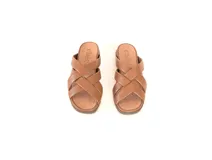 Sandalias de cuero color caramelo con tiras anchas cruzadas y suela plana. Fabricadas a mano con tecnología Antistress.