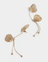 Aros colgantes largos dorados con strass y flores de filigrana metálica.