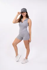 Mono corto negro de punto canalé, con cuello polo, cierre frontal con cremallera y sin mangas.