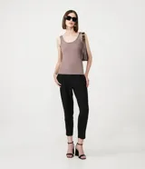 Musculosa azul marino de poliamida con escote en U y breteles anchos.