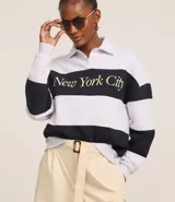 Saco de algodón con forro fleece, cuello polo, cierre por botones, mangas largas, estampa rayada con lettering "New York City".
