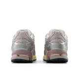 Championes New Balance 1906R, color rosa pálido y plateado, con detalles en crema y suela negra.