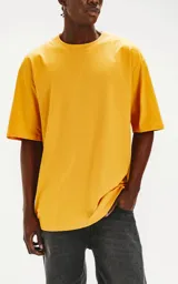 Remerón amarillo de corte extra oversize con hombros caídos, cuello redondo rib al tono y doble costura.