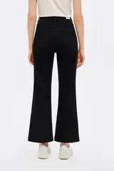 Pantalón de jean azul oscuro, de corte flare y tiro alto.