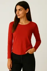 Remera de manga larga color rojo ladrillo, de corte ajustado al cuerpo y cuello redondo.