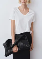 Camiseta blanca de algodón con cuello en pico y manga corta.