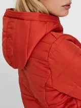 Campera puffer color naranja, con capucha, cierre frontal y bolsillos laterales con botón a presión.