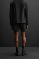 Shorts de running negros con malla interior, cintura elástica ajustable con cordón, bolsillo trasero con cierre, bolsillo multifunción en la malla interior, perneras perforadas, bajo termofijado, aberturas laterales y logo estampado.