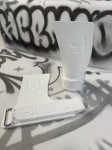 Calleras de gimnasia blancas con logo de la marca y correa de ajuste en la muñeca.