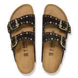 Sandalias Birkenstock Arizona Rivet negras con doble tira de cuero sintético y hebillas doradas.