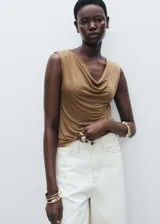 Top sin mangas color marrón topo, con cuello drapeado (cowl neck) y diseño entallado.